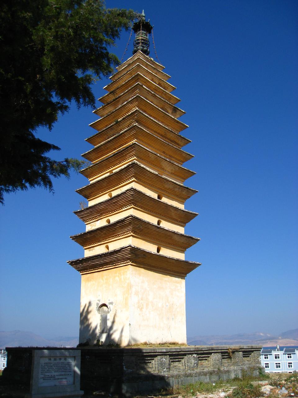 佛图寺塔全景：十三级密檐式方形砖塔矗立在阳平村田间