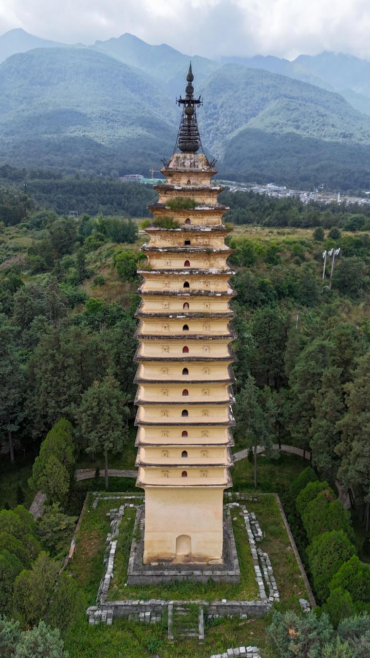 弘圣寺塔全景：背靠苍山的16层密檐式砖塔，孤塔立于院落中