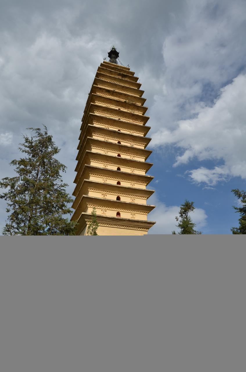 弘圣寺塔地面视角：塔身与塔刹的构造关系清晰可见