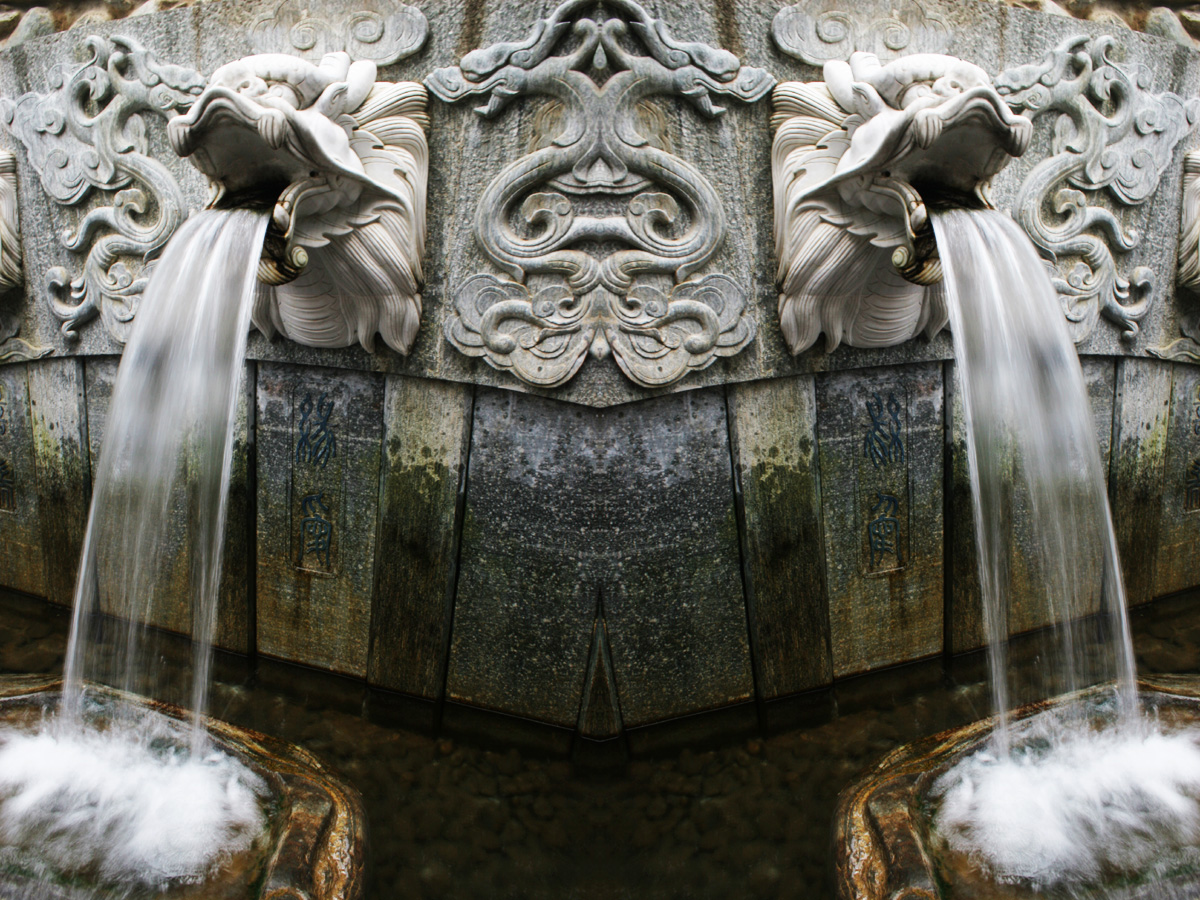 蝴蝶泉池水近景：泉水从花岗岩裂隙渗出，清澈见底，池底白沙和卵石清晰可见