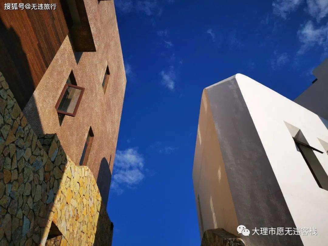 理想邦建筑群内的窄巷，两侧分别是赭石色和白色的墙体