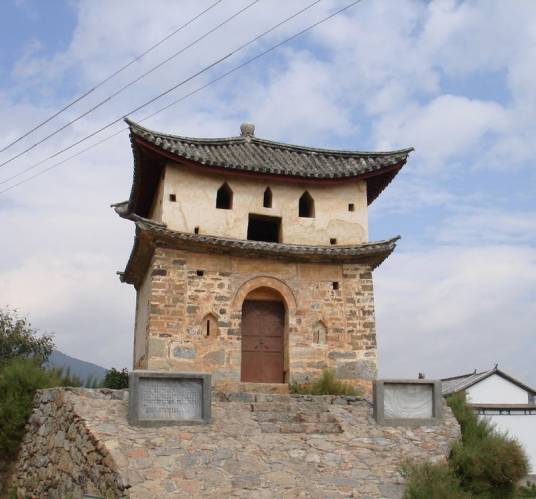 龙首关北城墙夯土残段，墙体分层清晰可见