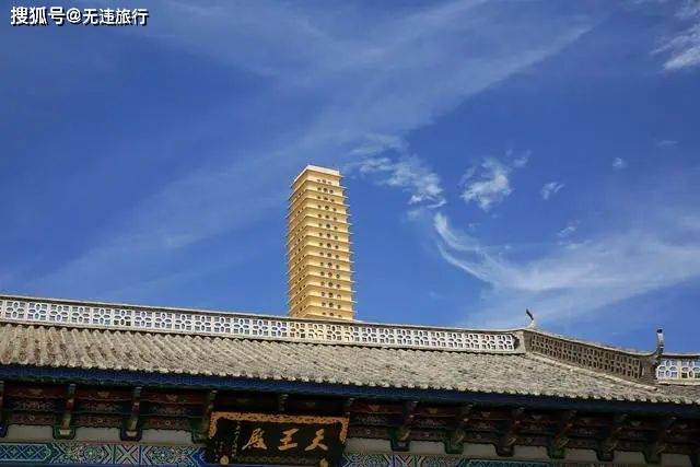 从罗荃半岛眺望苍山洱海，洱海最窄处东西两岸在此最近