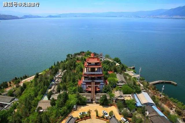 1996 年重建的天镜阁，灰色筒瓦歇山顶，红柱白墙