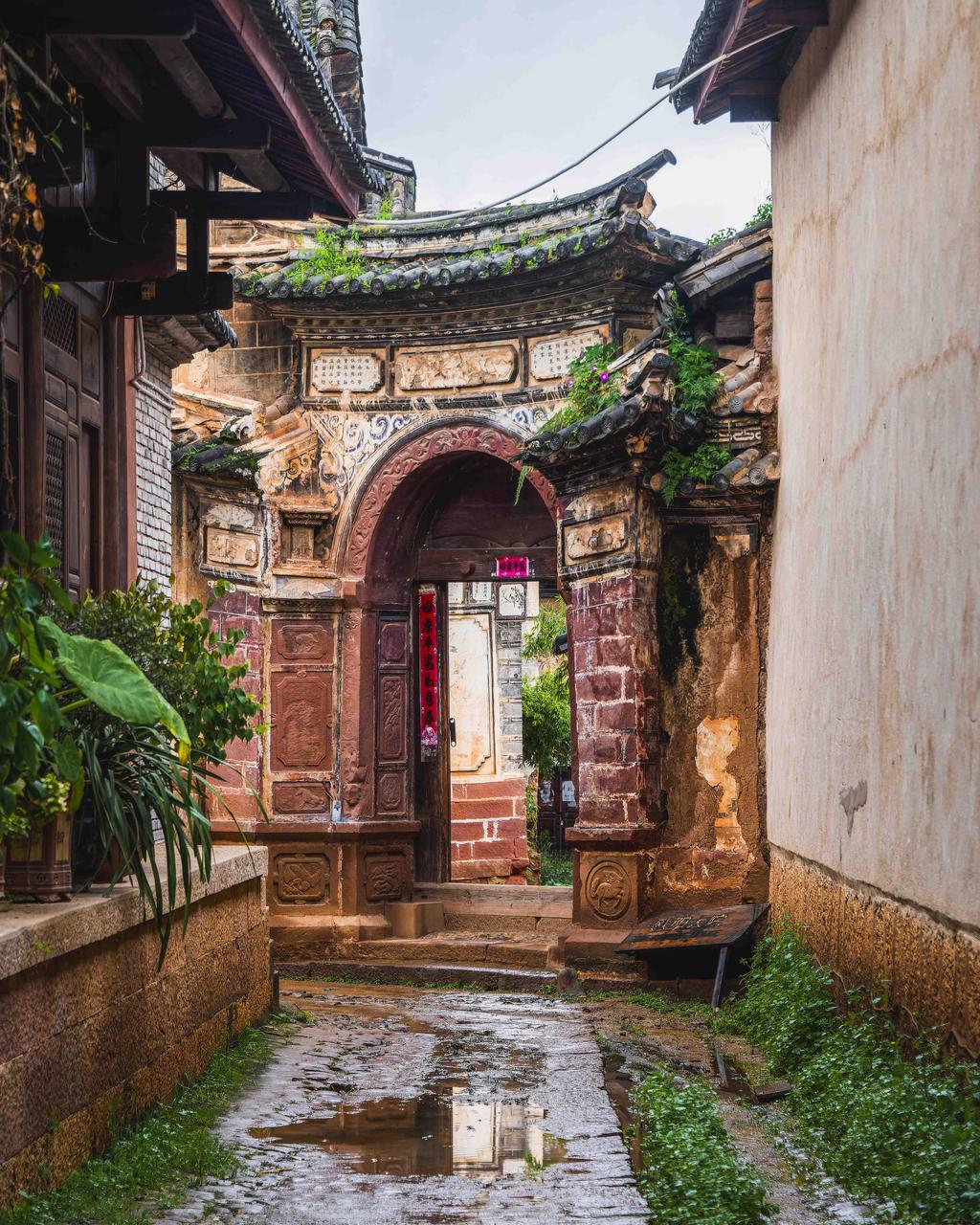 沙溪寺登街东寨门，低矮的门洞仅容两马并行