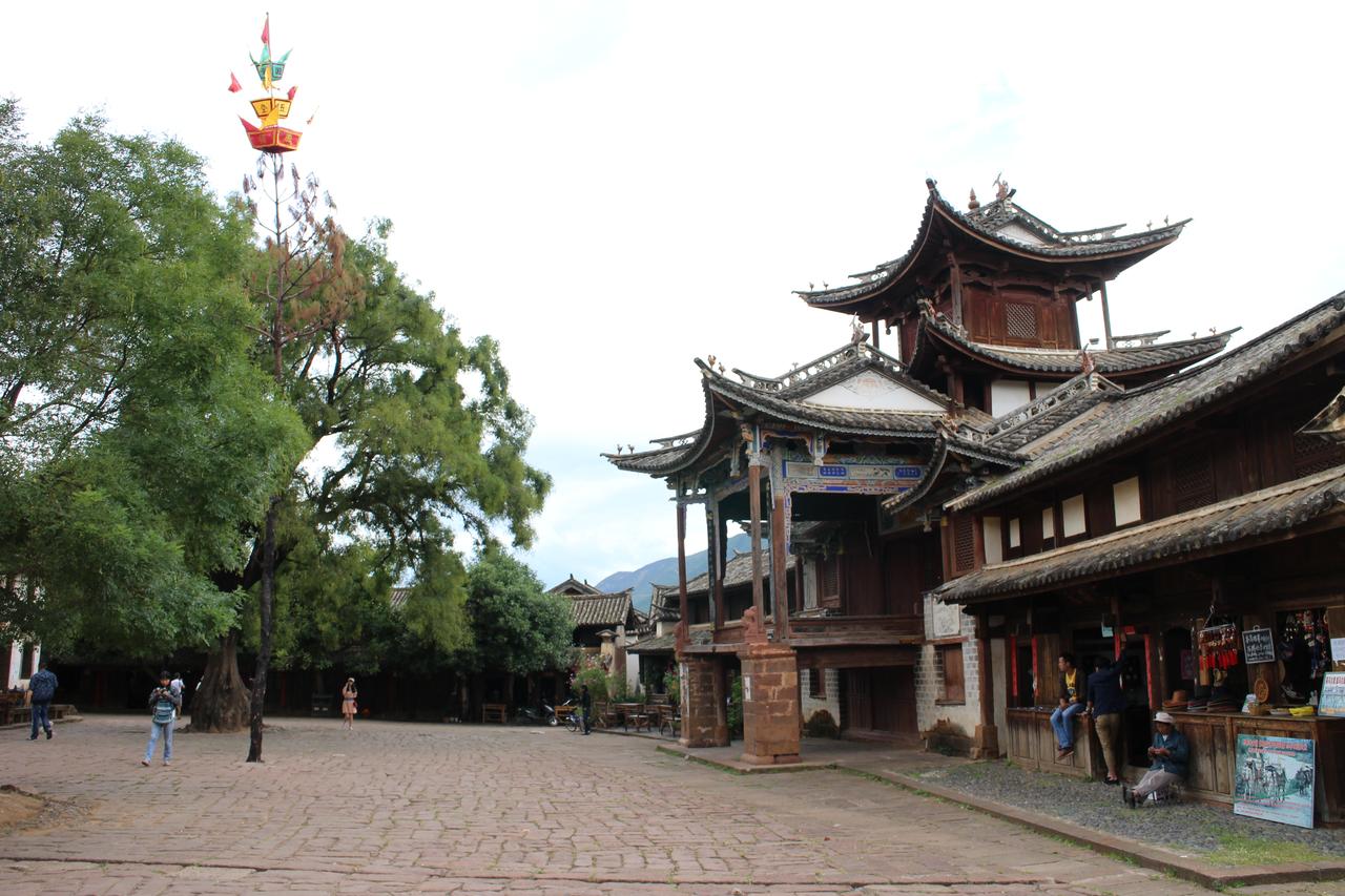 四方街的红砂石板路面与远处的魁阁