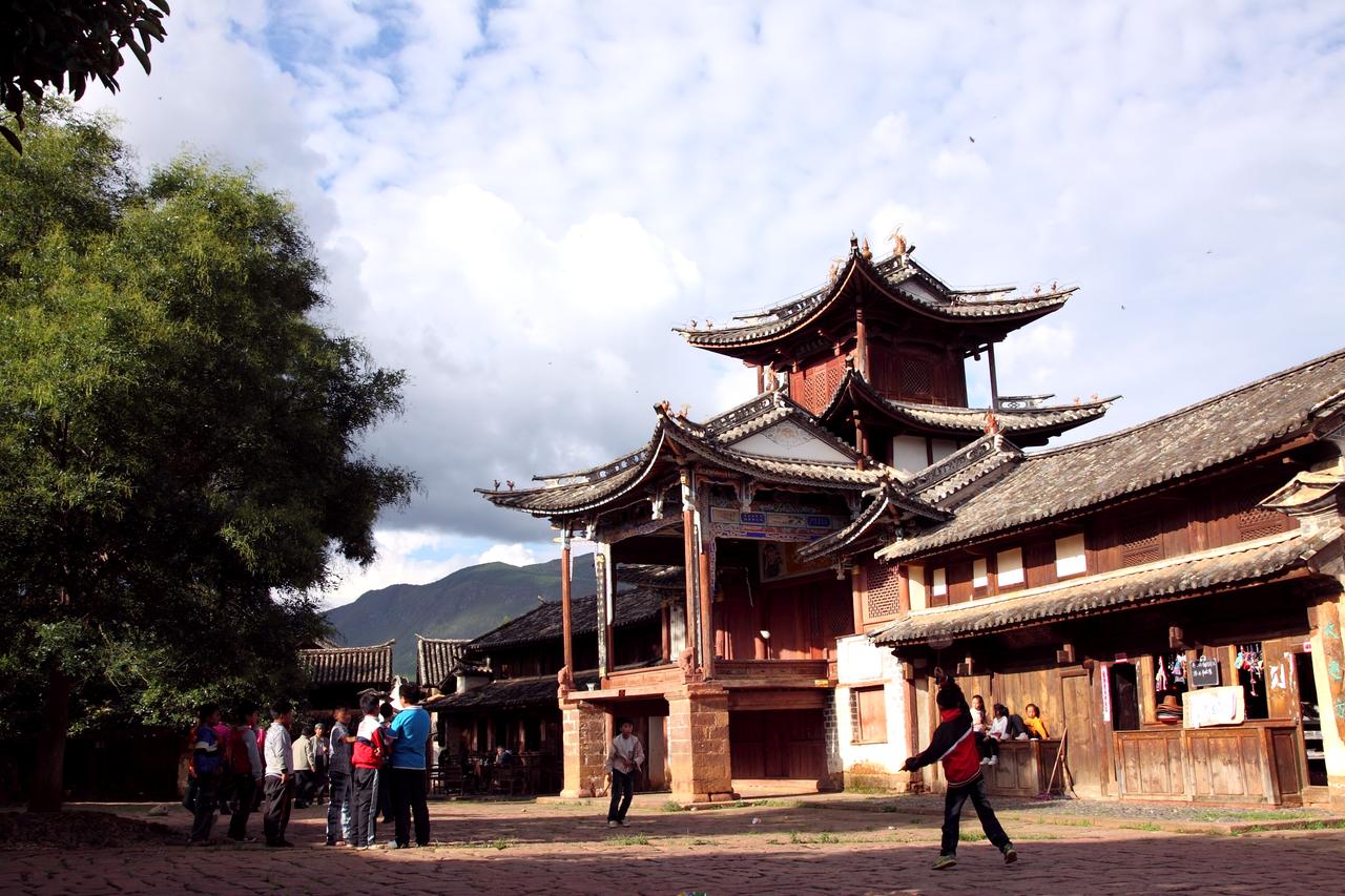 兴教寺前广场与古戏台