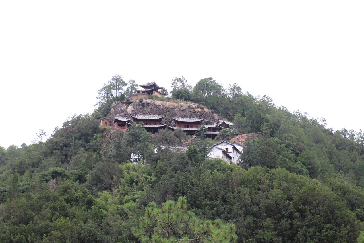 石钟山石窟所在的石宝山丹霞地貌山景