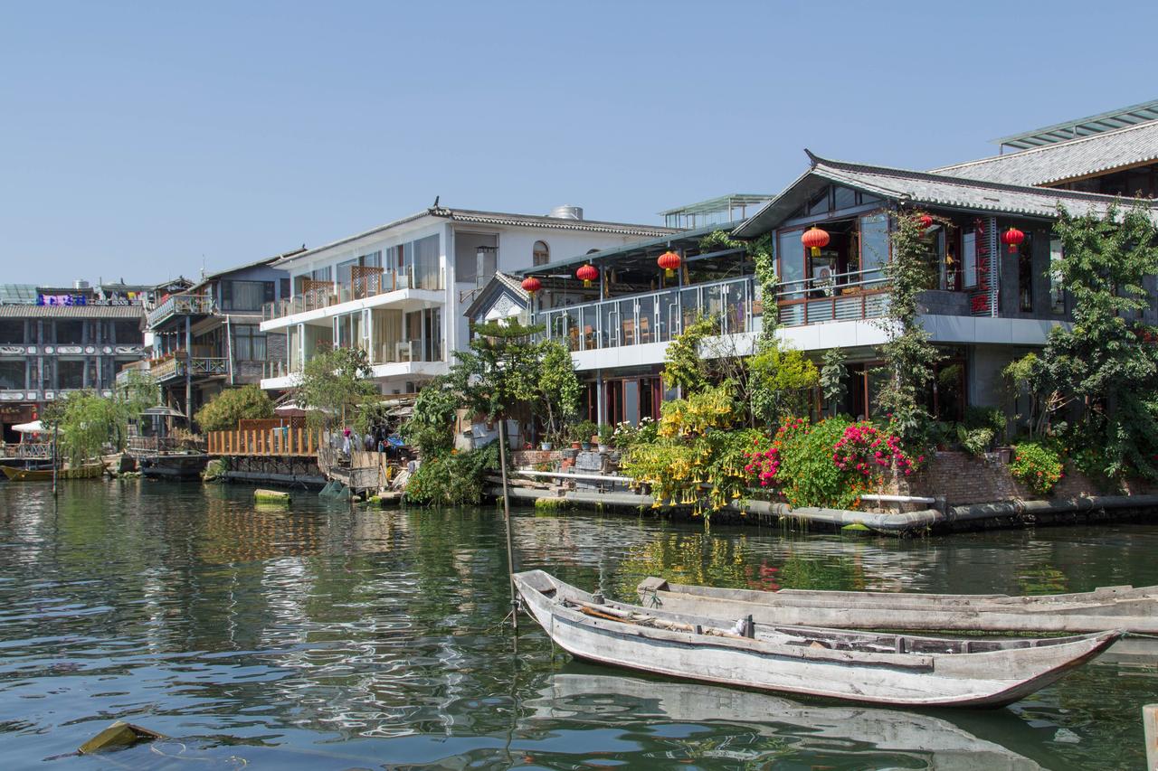 大理双廊古镇（建筑沿洱海东岸排列）