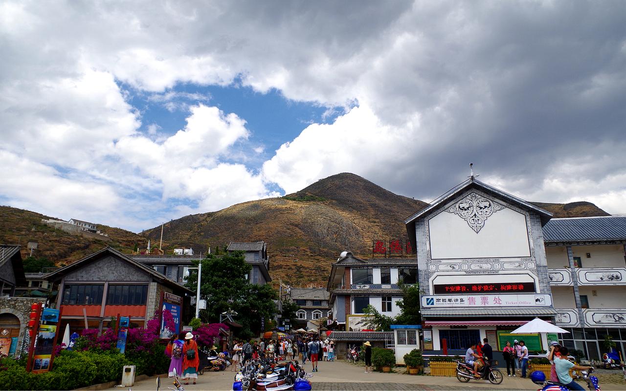 双廊古镇沿洱海东岸展开的聚落全景