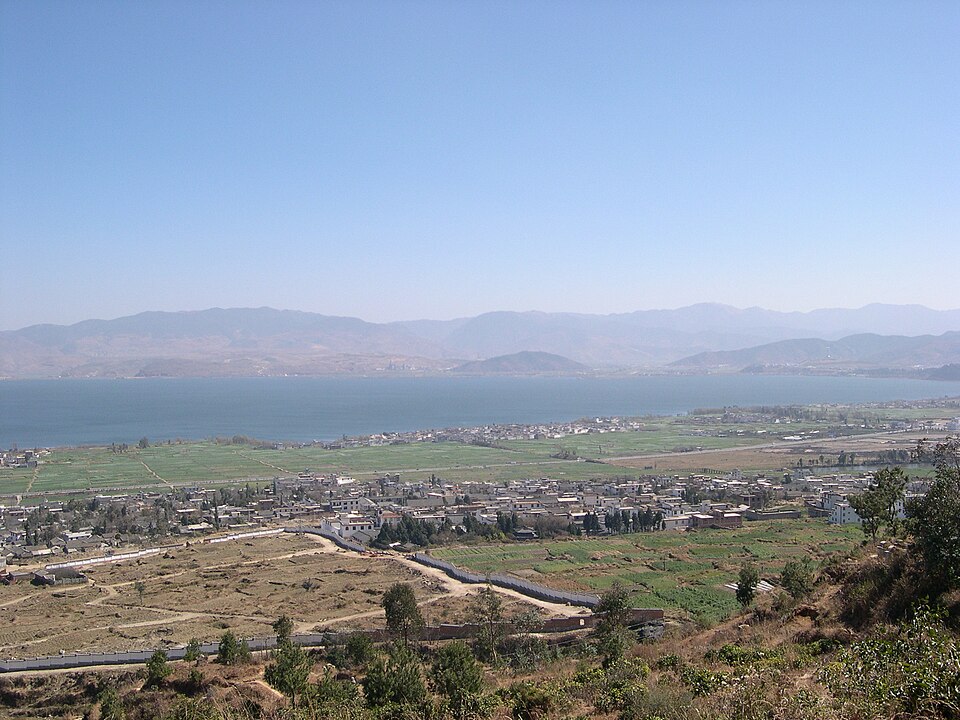 太和城遗址及太和村：从苍山坡上俯瞰洱海方向的都城旧址