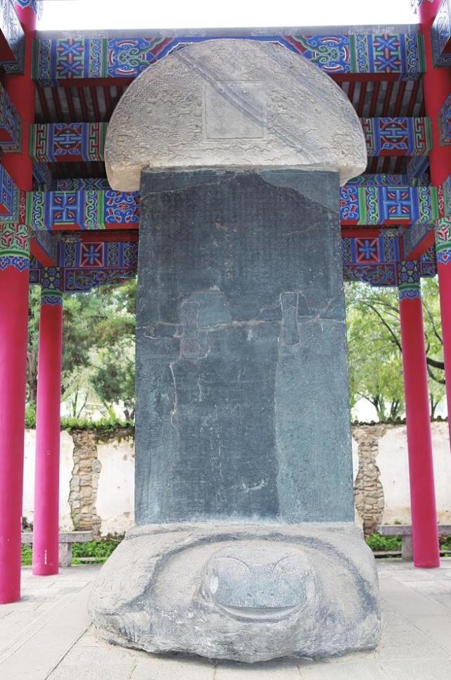 元世祖平云南碑，位于大理古城西门外的三月街