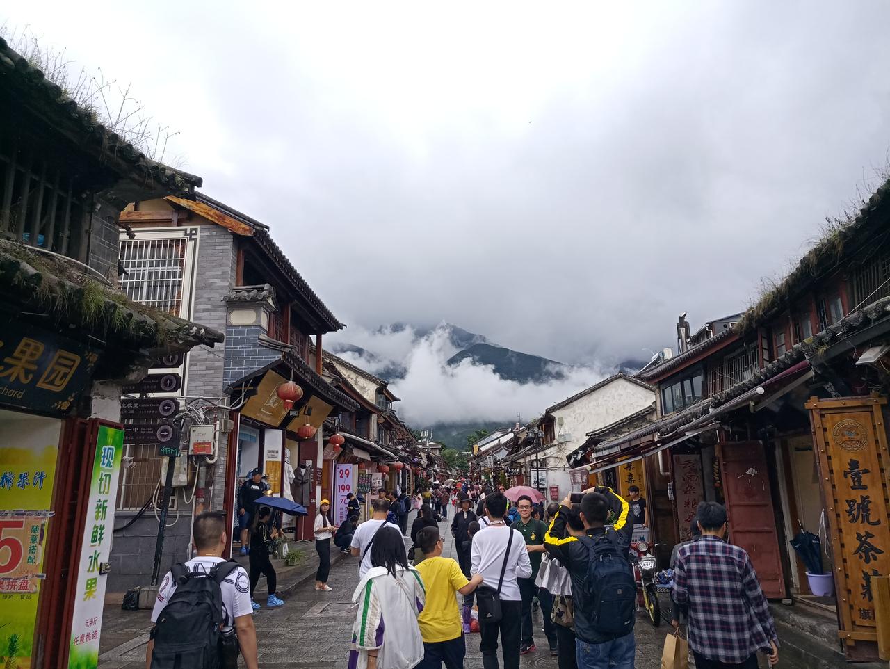 大理古城人民路街景，传统建筑和现代店铺并列