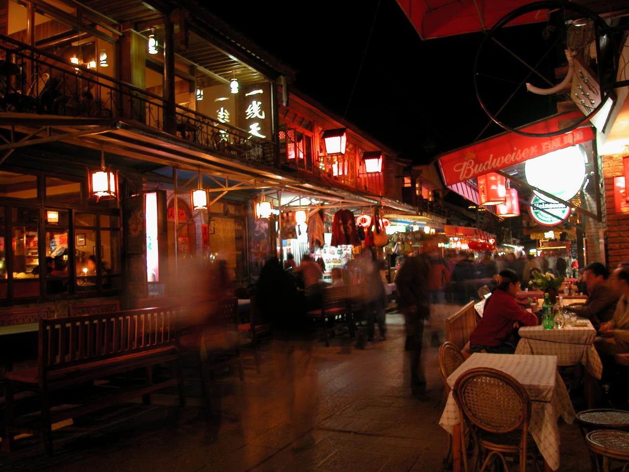 洋人街街景，远处大理古城建筑和白族风格商铺