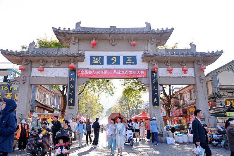 三月街场景：碑亭与周边集市空间