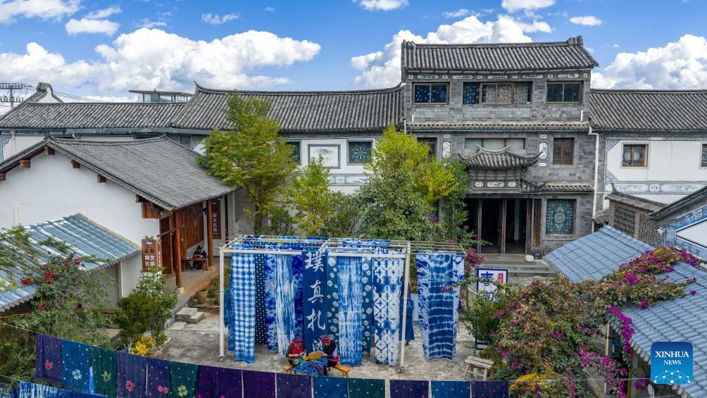 璞真白族扎染博物馆的院落全景