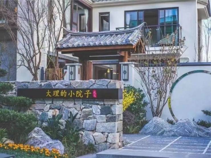 大理的小院子北区入口：门禁与院墙标记的空间边界