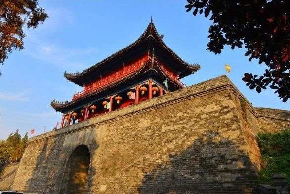 大理古城西南角残墙的夯土剖面