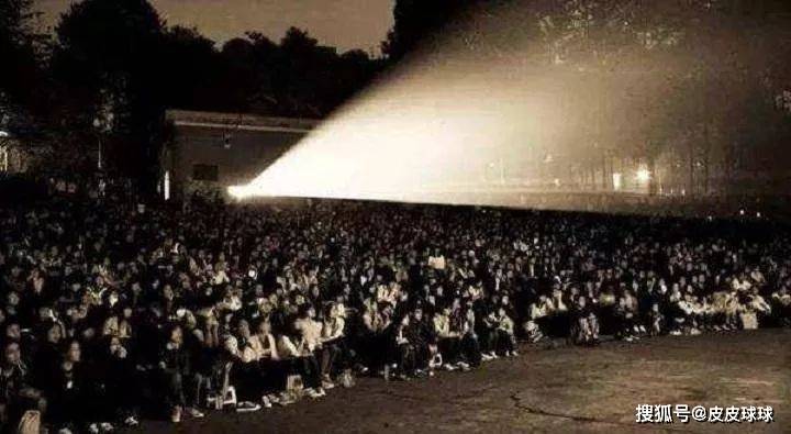 博物馆广场的露天电影放映：每晚8点免费向公众开放，本地居民和游客坐在一起观看
