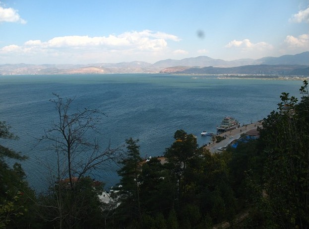 从洱海公园龙山看洱海南岸