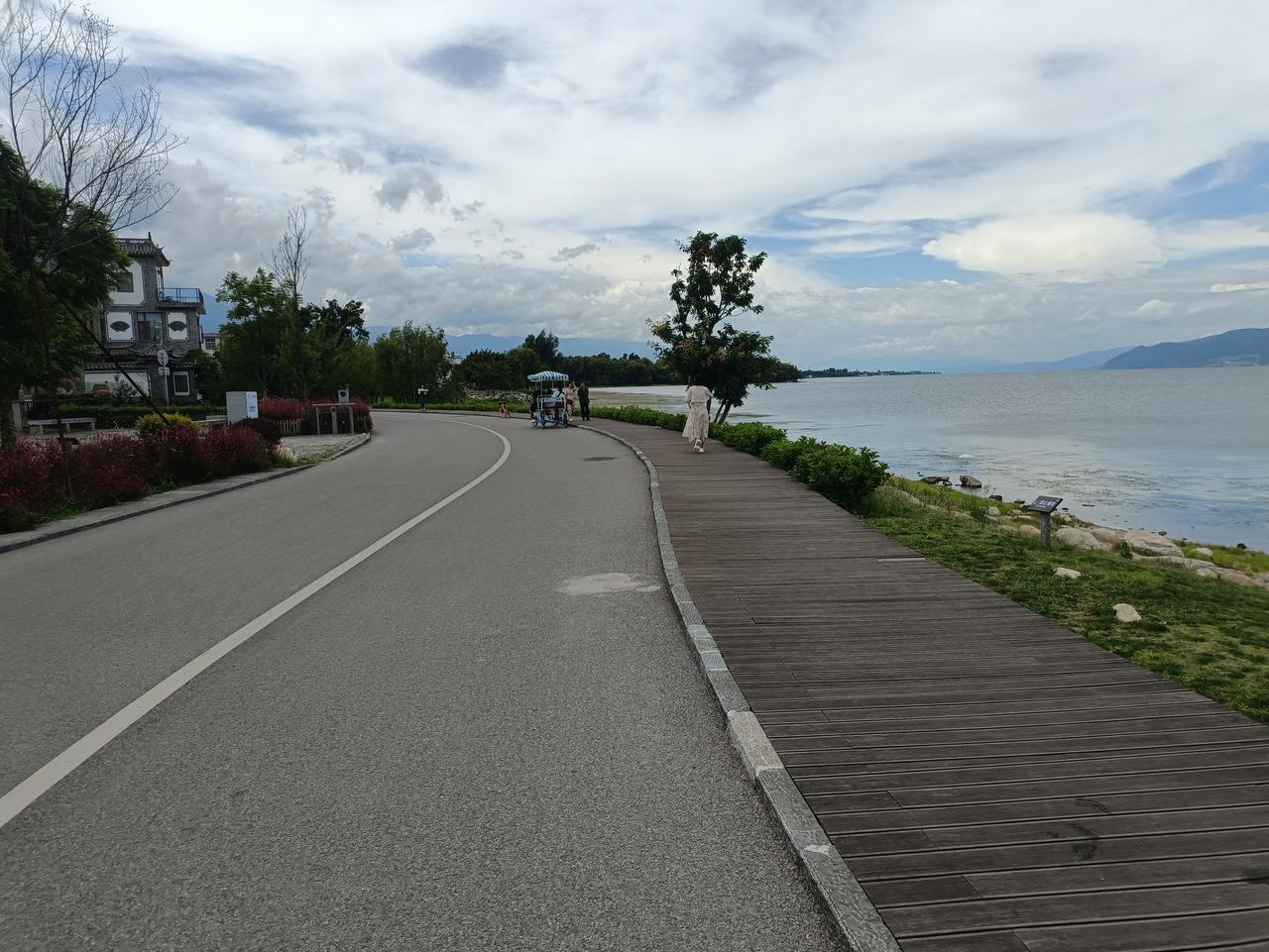 洱海生态廊道红色透水混凝土路面