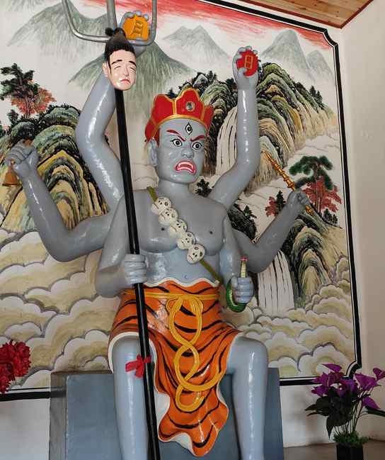 白族本主神像中的大黑天神：多臂、青面、戴骷髅串