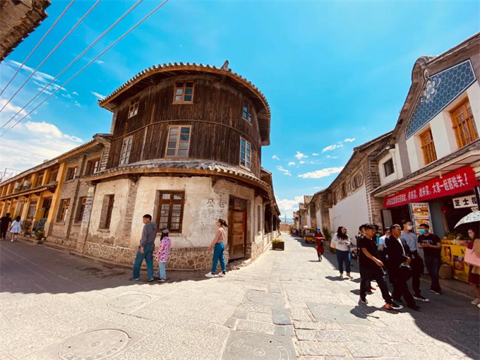 喜洲古镇街景：白族传统建筑与石板路