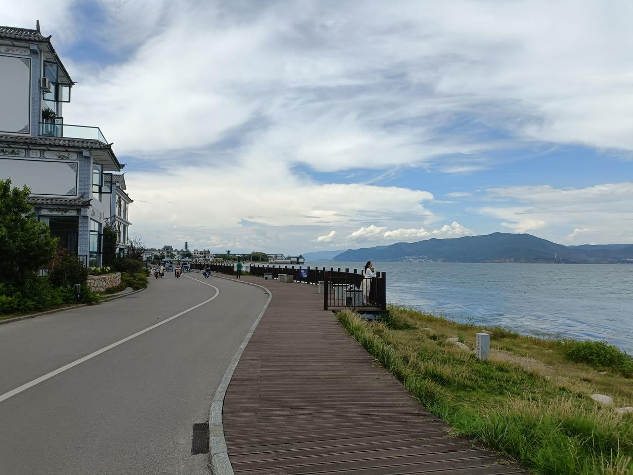洱海生态廊道红蓝双色路面：红色骑行道与蓝色步行道并行