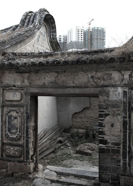 龙尾关城墙残段，老民居旁的夯土遗迹