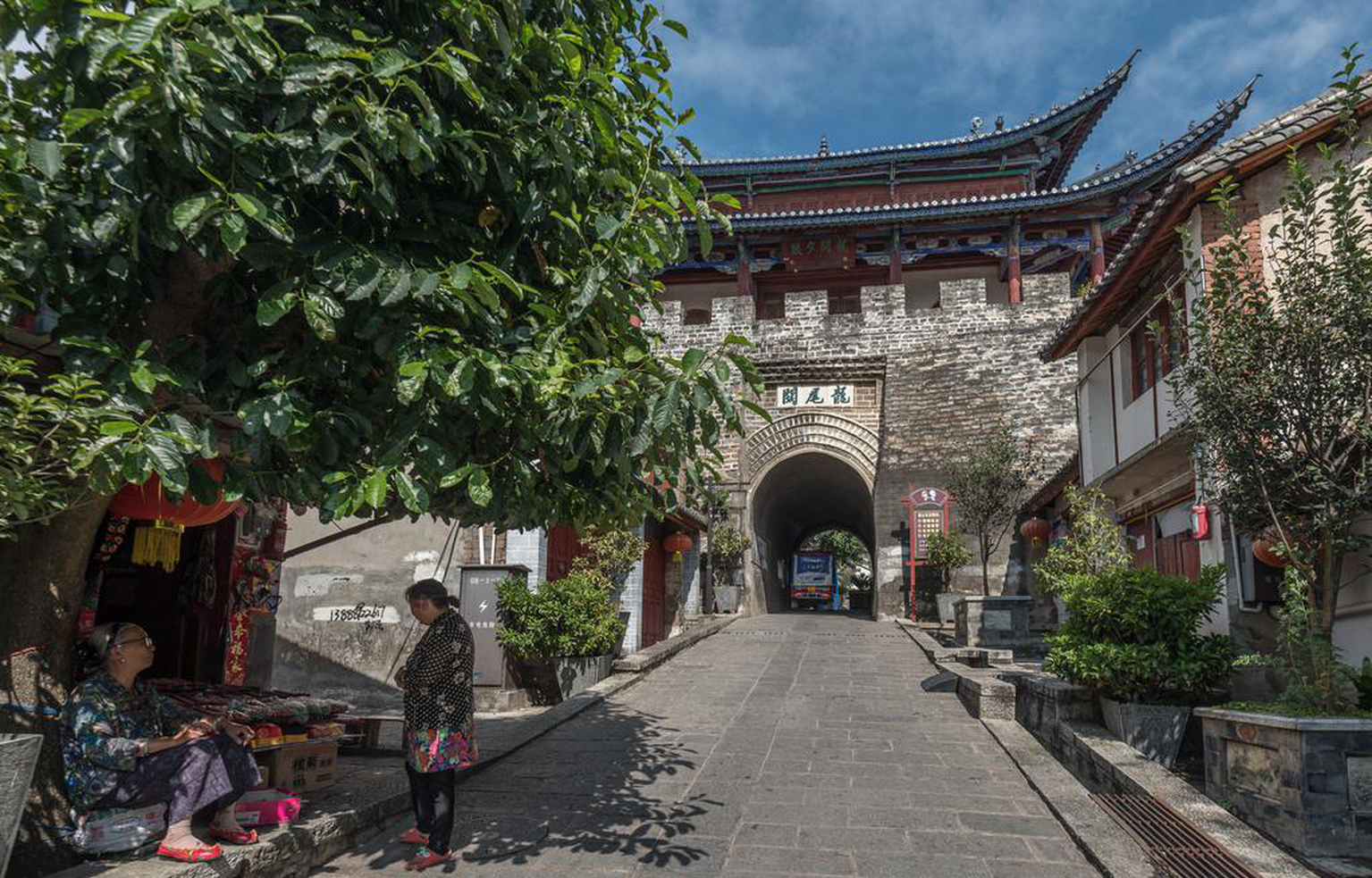 龙尾街通向寿康楼的青石坡道