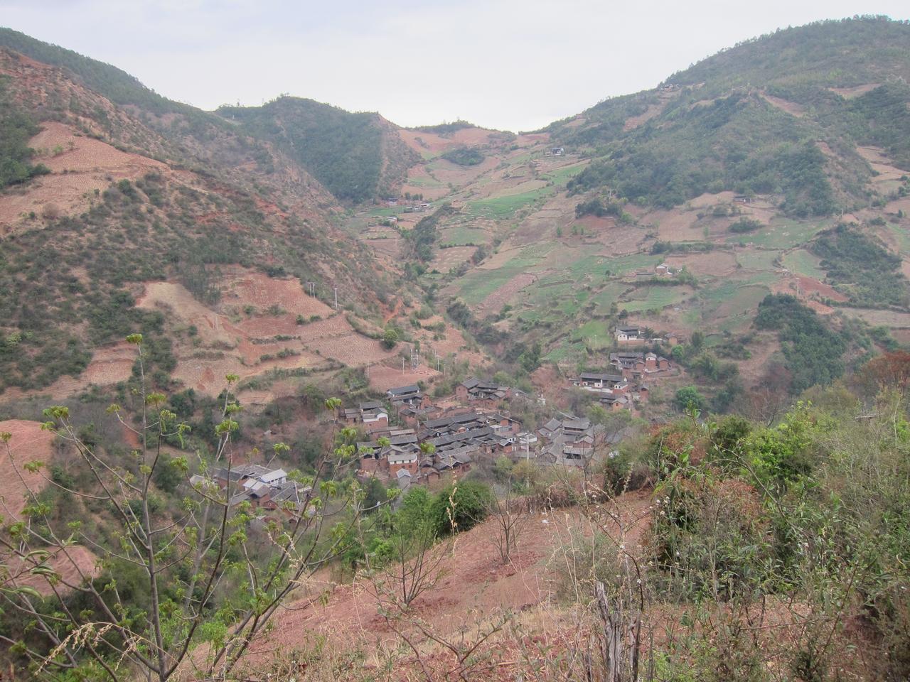 诺邓古村全景：白族民居沿陡坡阶梯状分布，青瓦白墙层层叠叠