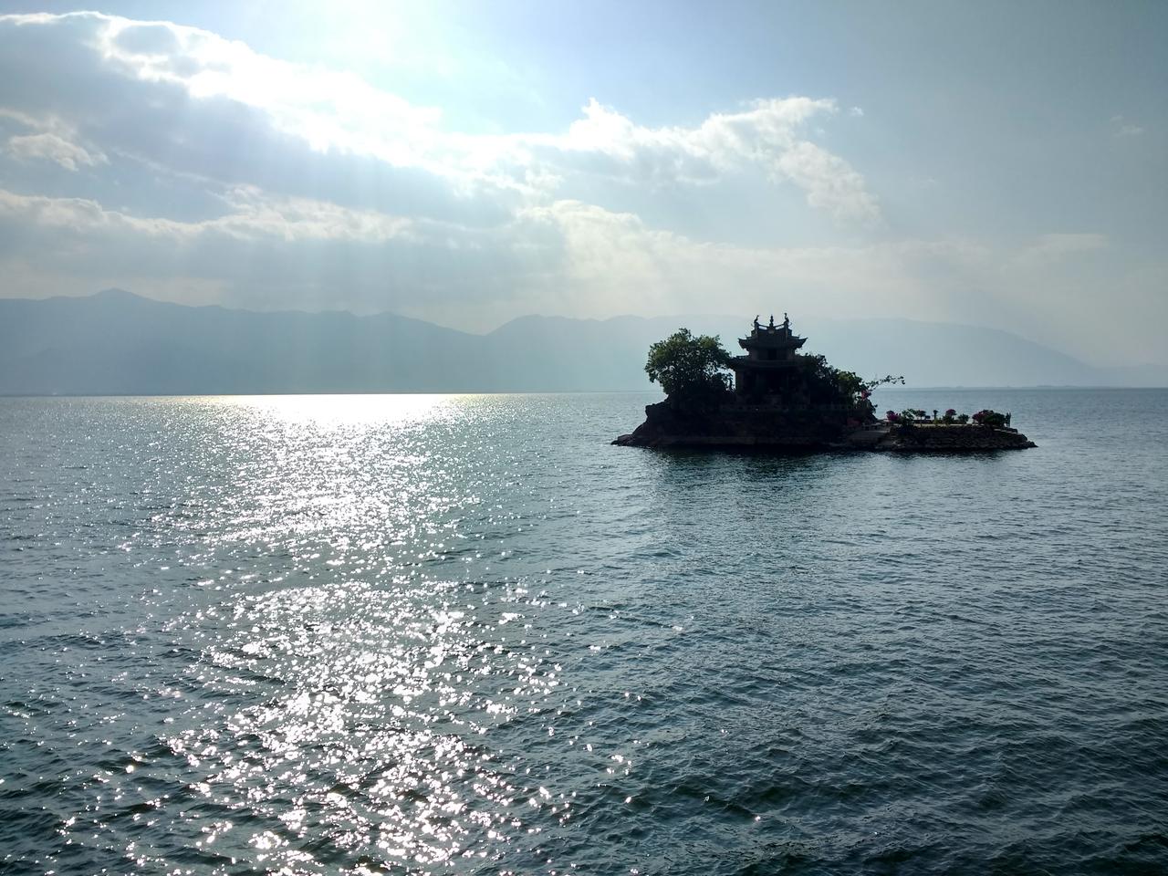 小普陀岛全景，湖面远处的石灰岩小岛上矗立着观音阁
