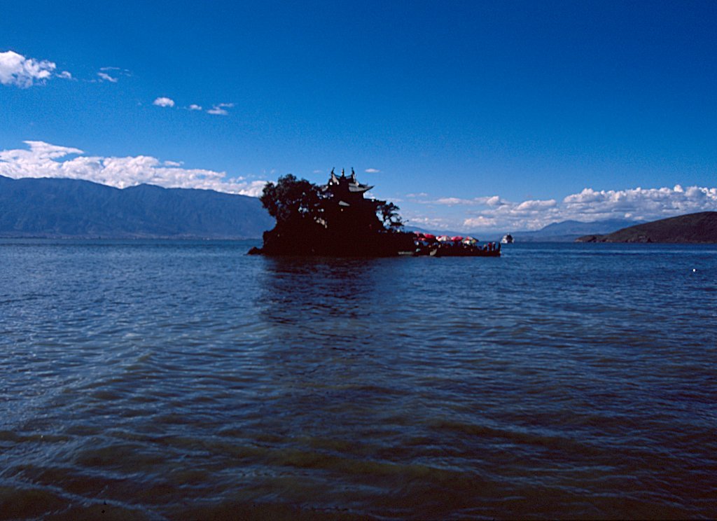 洱海鸟瞰小普陀岛，石灰岩小岛和观音阁在湖水中孤立