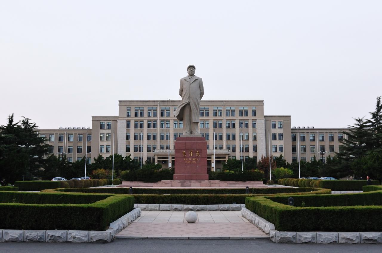 大连理工大学主楼与毛主席雕像