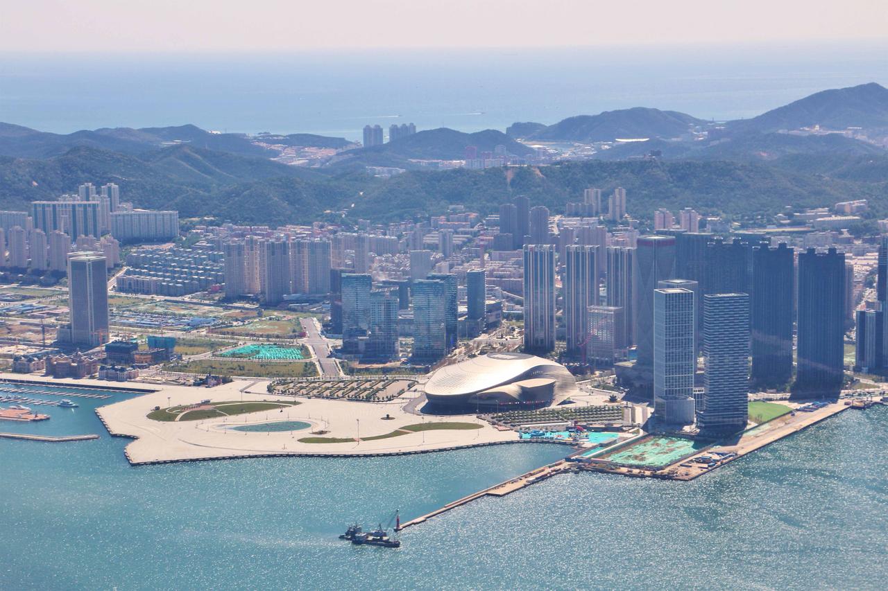 东港商务区海岸步道与高层建筑群