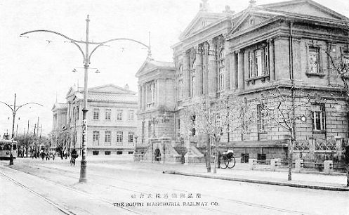 满铁本社旧址鸟瞰，可见品字形院落布局
