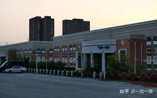 厂区内的现代化净水车间与老建筑对比