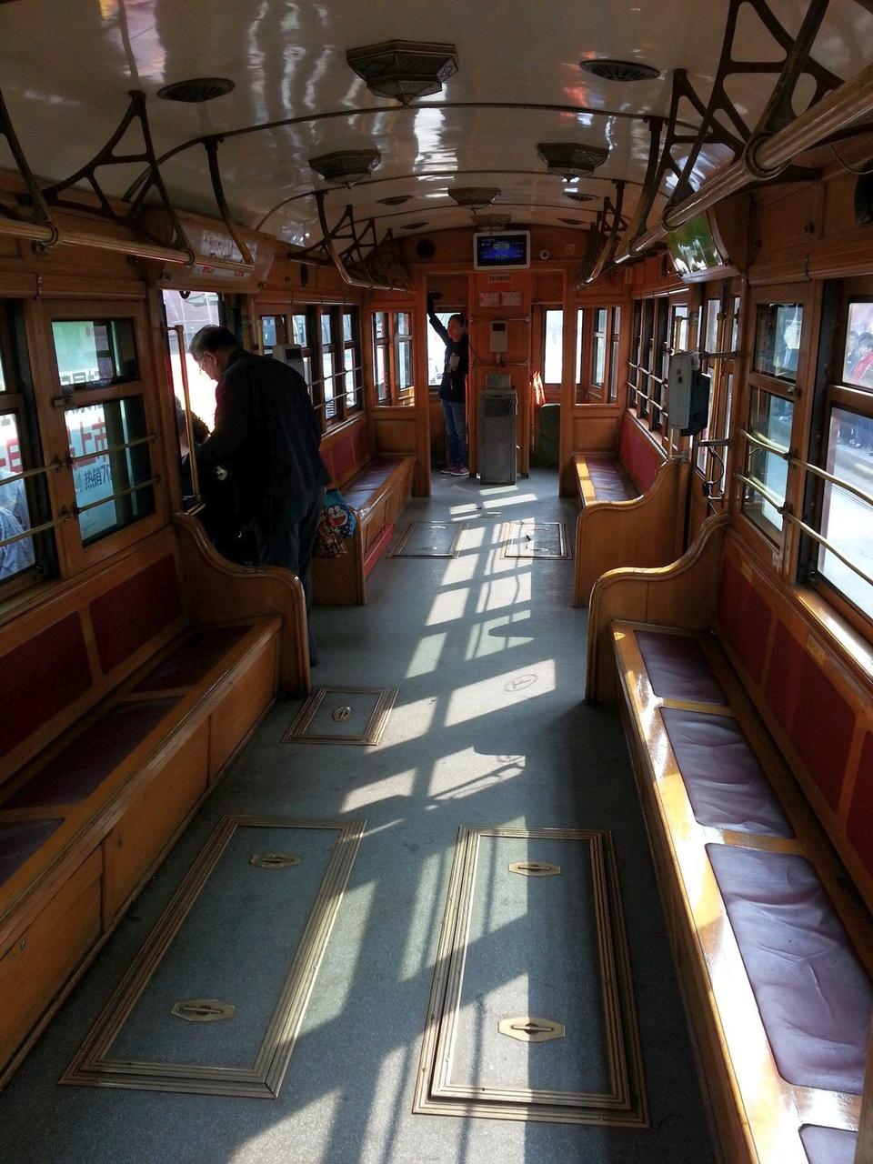 DL3000型电车内部：木质座椅和内饰