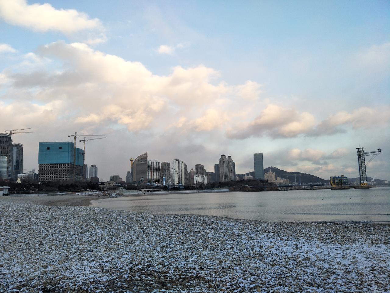 星海公园陆上园林中的亭台和林荫道，保留着近代公园的园林设计