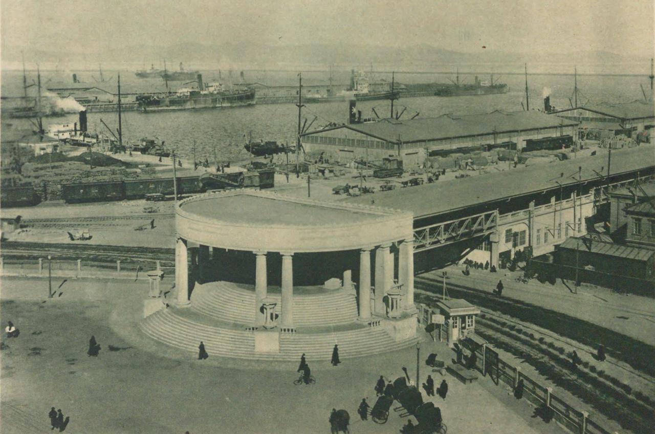 1932年的大连港全景，可见突堤码头和港区铁路网