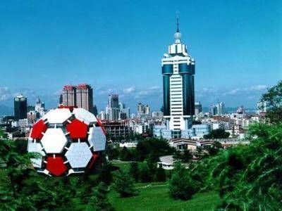 劳动公园大足球雕塑与远处城市天际线