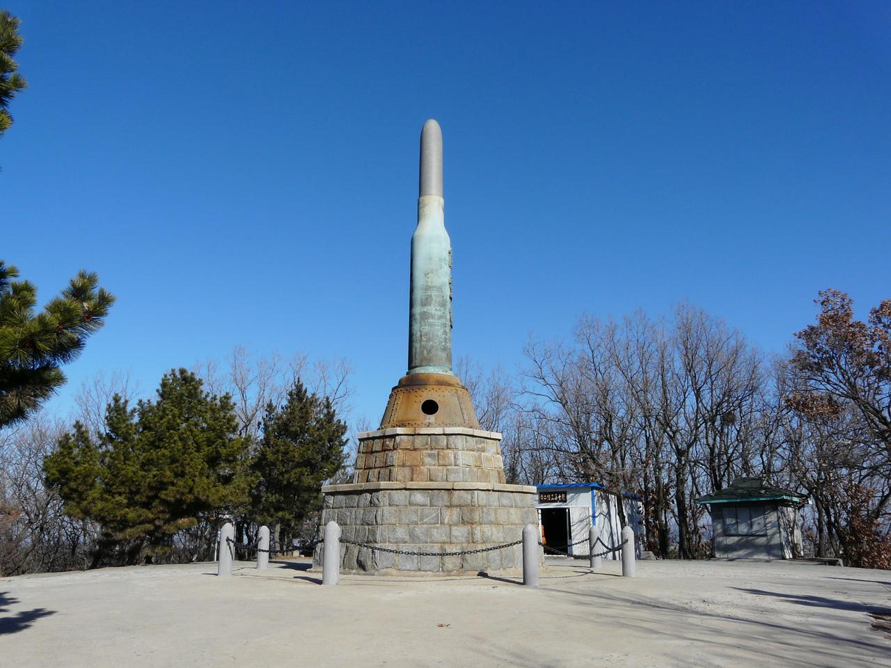 203高地山顶的尔灵山塔，子弹形状的铸铁纪念碑