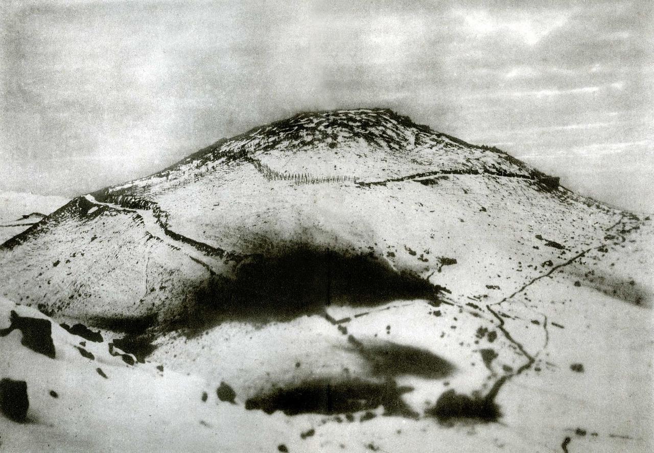 1904年日俄战争期间的203高地，山坡上布满战壕和铁丝网