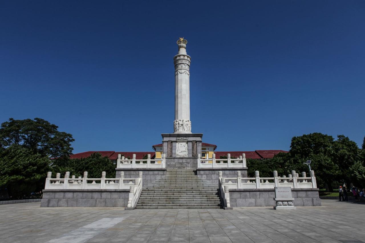 旅顺博物馆前广场的中苏友谊纪念塔