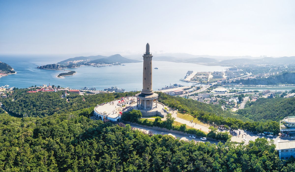 从白玉山俯瞰旅顺军港全景，可见老虎尾沙嘴和口门