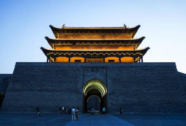 大同古城墙夜色,和阳门城楼亮灯