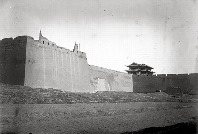 1907 年大同城墙旧影，可见当时夯土裸露的残破状态