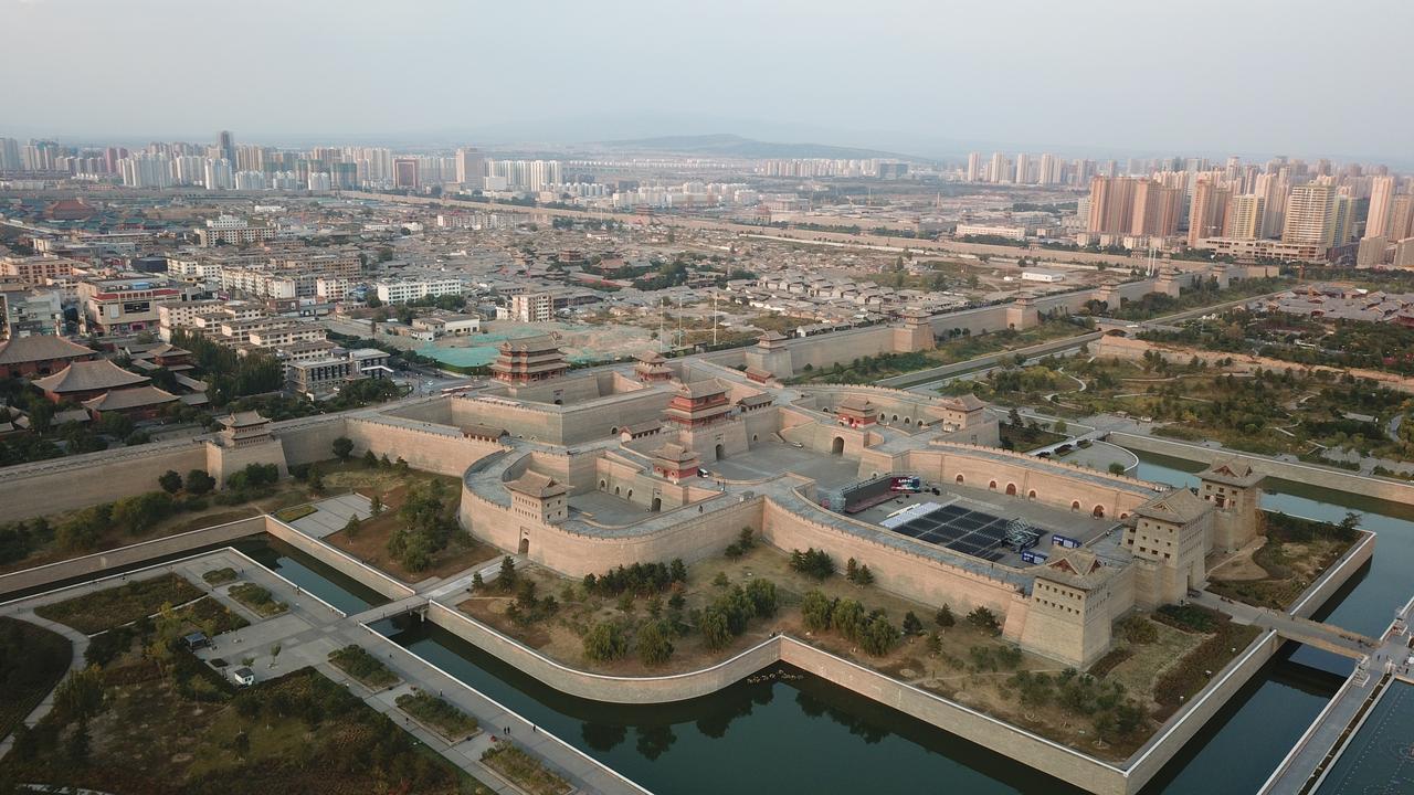 南城墙永泰门段，远处是御东新区高层建筑