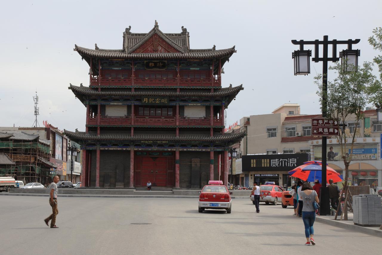 鼓楼宽幅外观，可见青石门洞与十字歇山顶轮廓