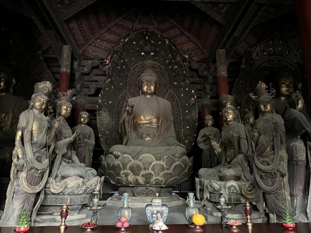 薄伽教藏殿佛坛中央三世佛及胁侍菩萨群像